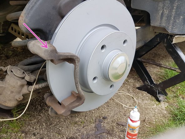 il est conseillé de mettre de la colle frein filet sur les vis