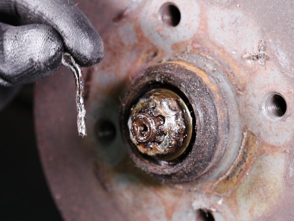 Retirez la bride de l'écrou à l'aide d'une pince