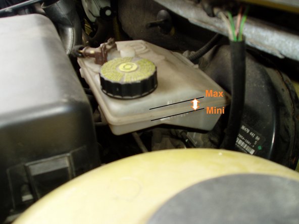 Vérifier le niveau du liquide de frein. Le niveau doit être compris entre maxi et mini