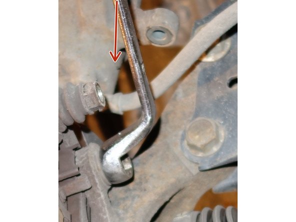 Une clé démonte roue télescopique, avec une douille 1/2 de 17 mm est idéale.