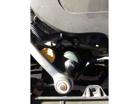 Dévisser le support avec le cliquet et la rallonge et la douille de 24