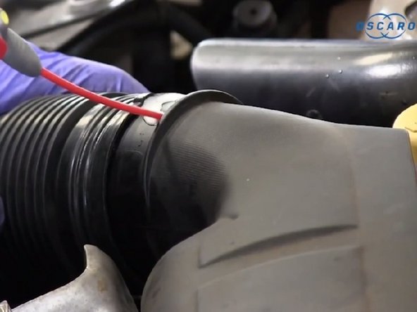 Réinstaller la grosse durite d'air (mettre du W40 pour faciliter l’insertion du tuyau)