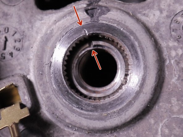 A la repose, vous n'aurez plus qu'à aligner les deux repères et votre volant sera aligner à la direction