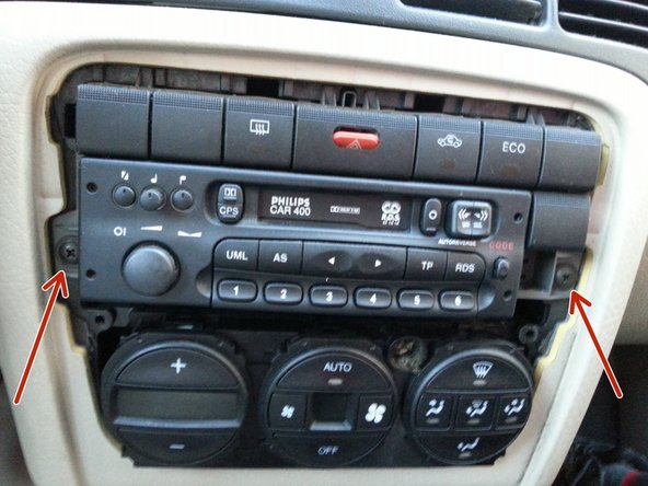 dévisser les 2 vis de l'autoradio à l'aide d'un tournevis cruciforme.