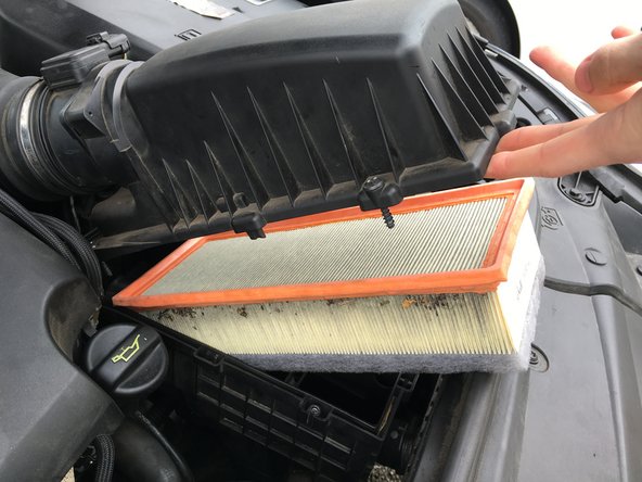 Retirez entièrement le filtre à air en le soulevant par les côtés.