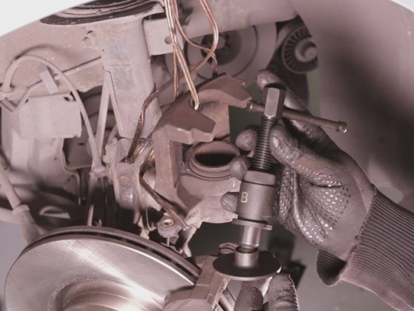 Placer le repousse piston sur l’étrier puis tourner la manivelle pour faire reculer le piston