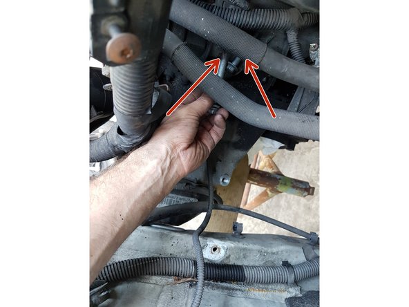 Vous avez également 2 vis à enlever qui se trouve sur le haut (flèche rouge) du tour de boite.