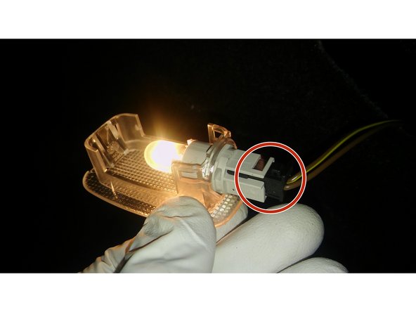 
Reconnect the connector to the bulb holder.
