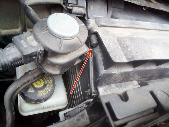 Démonter les 2 vis de fixation du support de filtre (côté gauche l'accès est limiter, utiliser un petit tournevis)