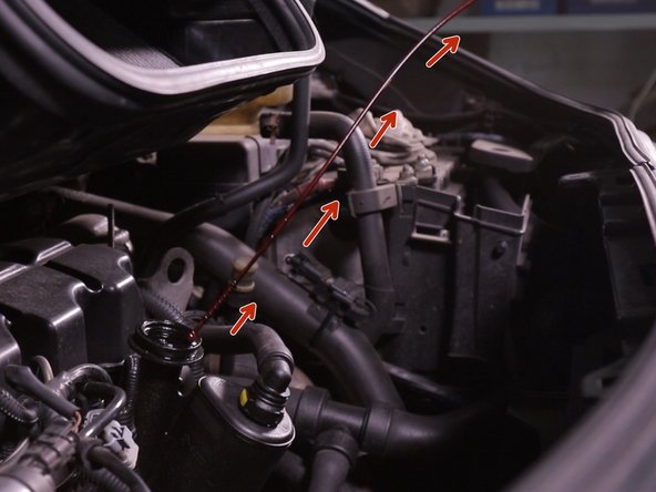 Placer un entonnoir et verser l'huile