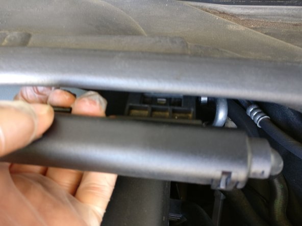 Démonter le faisceau qui est fixé  sur le support filtre habitacle en tirant doucement dessus.