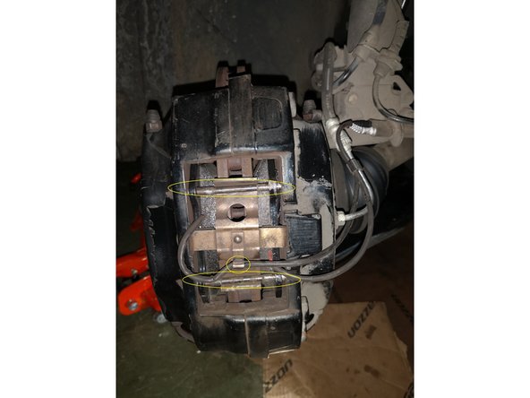 Cette étape n'est pas compliquée. Remettez en premier une goupille (la supérieure). Positionnez votre agraffe en faisant attention au sens de montage (l'ergot qui permet de faire passer le témoin d'usure des plaquettes se met en bas). Appuyez sur l'agrafe, qui est flexible, puis mettez la seconde goupille. Utilisez votre chasse goupille pour finir.