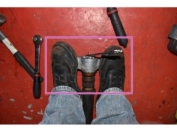 Étant donné qu'il n'est pas facile de tenir 3 choses en même temps vous pouvez maintenir le support en aluminium dans un étaux... ou... entre vos pieds ça fonctionne pas mal aussi!