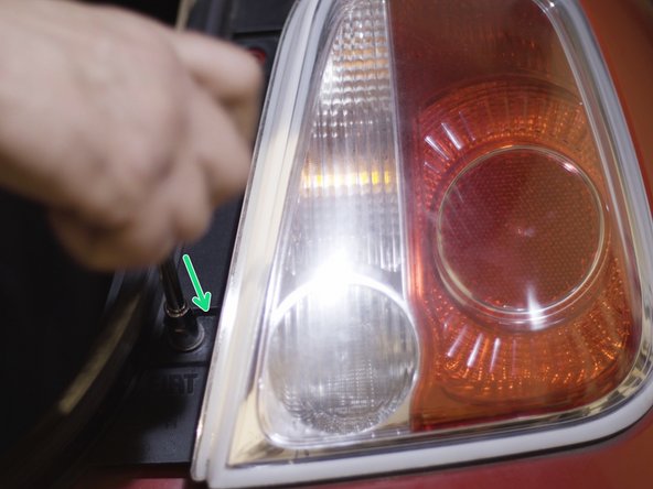 Revisser les deux vis pour fixer le nouveau feu arrière