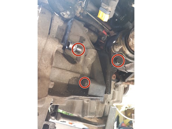 Pour déboiter la boite, commencer par dévisser les vis de tour de boite.