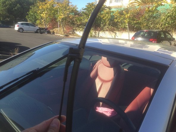 La démarche est identique pour le deuxième essuie-glace.