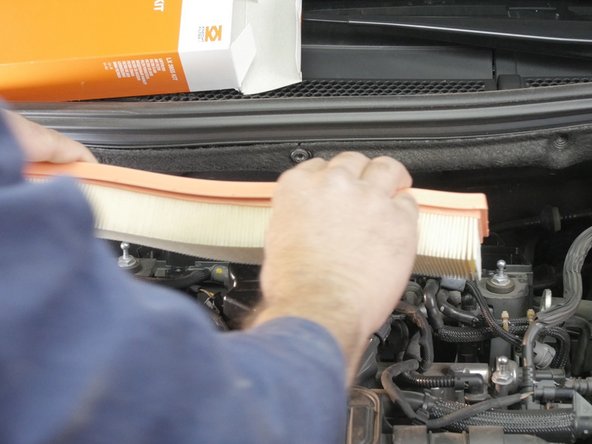 Replacer le nouveau filtre dans la boite à air