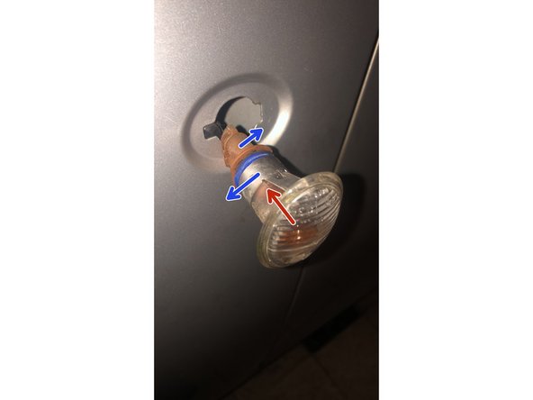 Pousser le clignotant contre le support ampoule marron