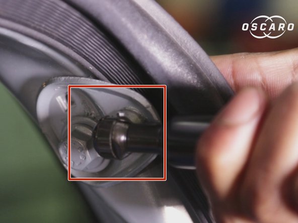 Effectuer la même opération sur l'autre vérin de hayon