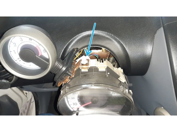 Connecteur d'alimentation du compte-tour.