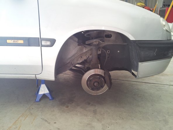 Soulever et caler le véhicule.