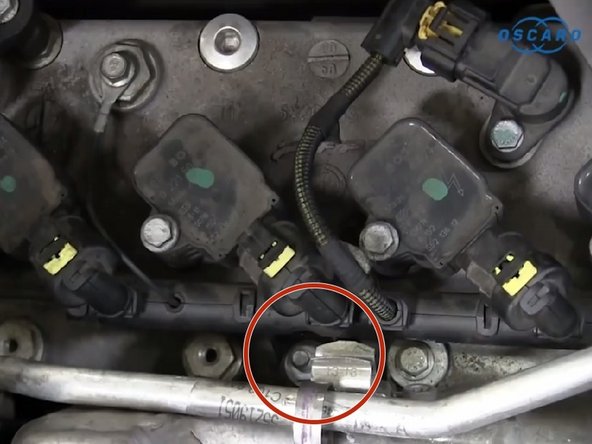 Dévisser le boulon à l'aide d'une clé à pipe de 13