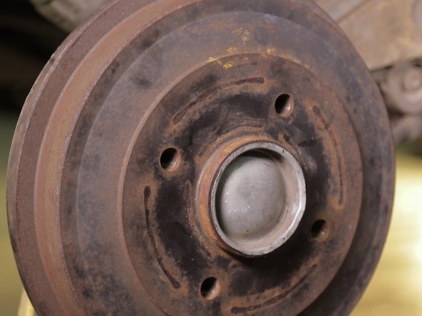 Replacer le cache moyeu en tapant dessus avec le côté du marteau