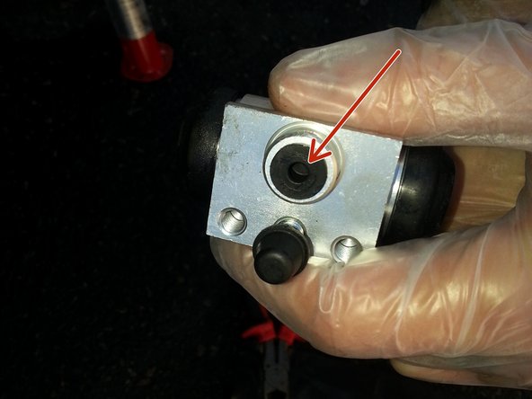 Changer de gants (les anciens étant trop sale maintenant pour manipuler les pièces neuves)