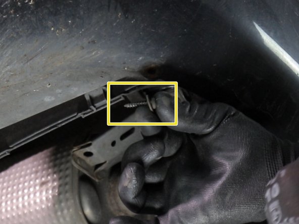 Dégrafer les 2 languettes du plastique inférieur