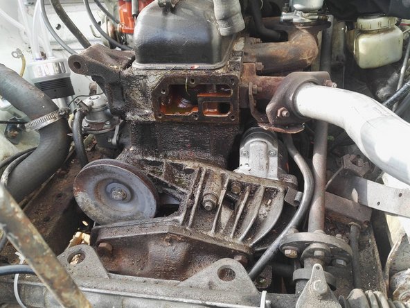 Dévisser les 6 vis de maintiens de la pompe à eau