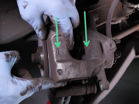 Faire basculer l’étrier et resserrer la vis du bas