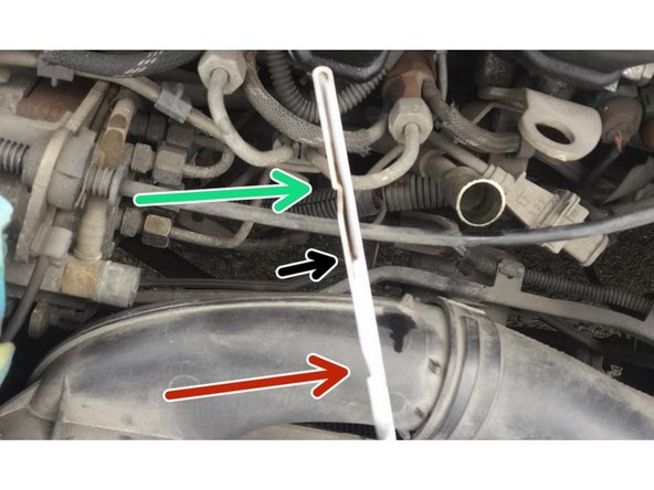 Une fois que le niveau d'huile dépasse le minimum, faire tourner le moteur pendant une minute puis laisser le reposer quelques minutes avant d'effectuer une nouvelle jauge.