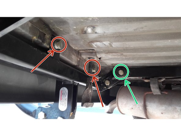 L'attelage est fixé en 5 points sous le chassis du véhicule :