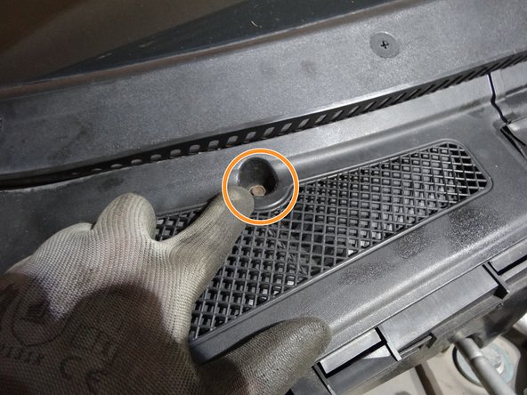 Dévisser la vis de fixation avec une clef ou douille de 8mm