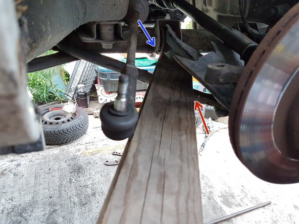 Remarque: le pivot est toujours maintenu par le bras de suspension que nous n'avons pas enlevé (carré bleu)