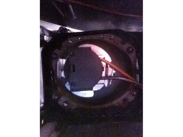 Tournez la fiche vers la droite afin de clipser ses pattes métalliques dans les encoches métalliques de son support de bloc de feux.