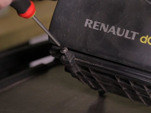 Dévisser les 2 premières vis du couvercle de la boite à air avec le tournevis Torx T30