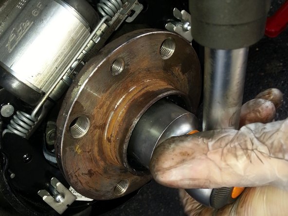 Replacer l'axe de support, et revisser l'écrou de maintient