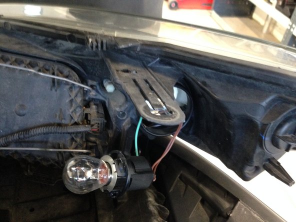 Monter l'ampoule en faisant 1/4 de tour dans le sens inverse du démontage