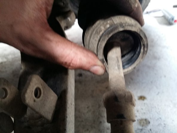 Vous pouvez alors le sortir en le faisant glisser sur la rotule.