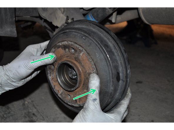 Reposer l'écrou de moyeu neuf fourni dans le kit