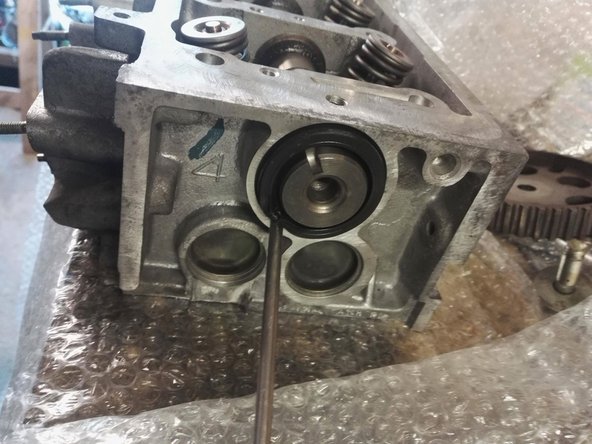 Extraire l'ancien joint en s'aidant d'un tournevis