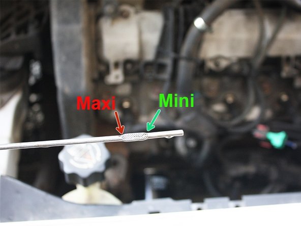 Sortir de nouveau la jauge d'huile et contrôler le niveau d'huile qui doit se situer juste en dessous du niveau maxi. Si le niveau maxi n'est pas atteint, faire l'appoint d'huile jusqu'à ce qu'il le soit.