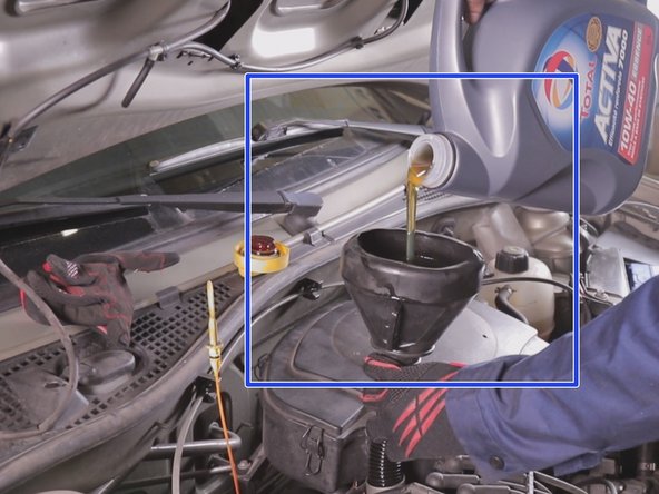 Placer un entonnoir et verser environ 4 litres d'huile