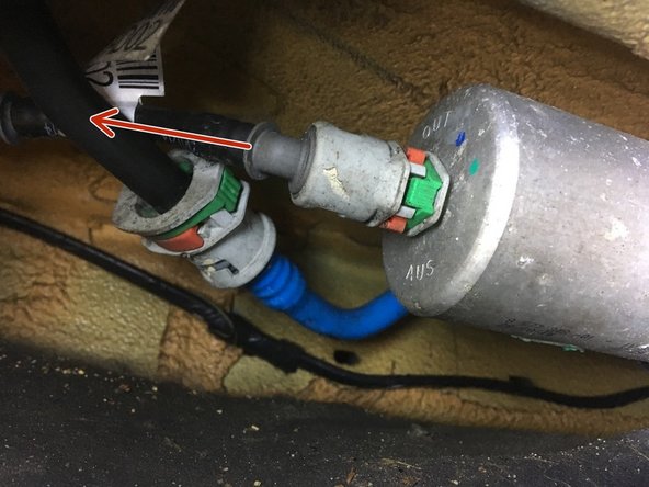 Presser sur le clips vert et rouge tout en tirant sur la durite pour la débrancher