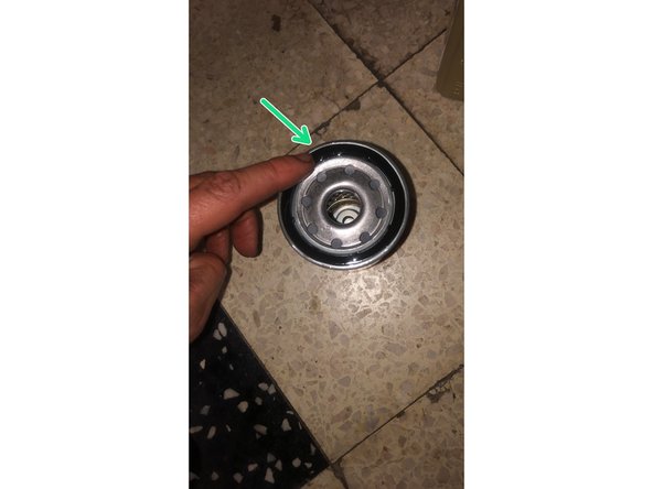 Huilé le joint du filtre neuf avec de l'huile afin d'assurer une étancheitée parfaite