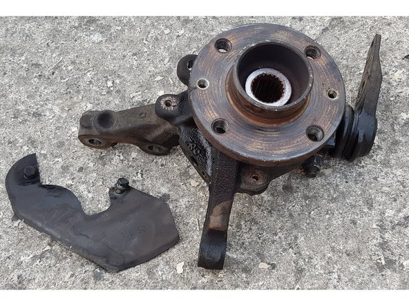 Avec une clé de 10mm, retirez les 2 vis puis la tôle.