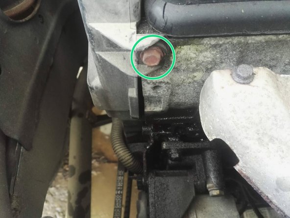 Dévisser les 2 vis de fixations du carter de distribution