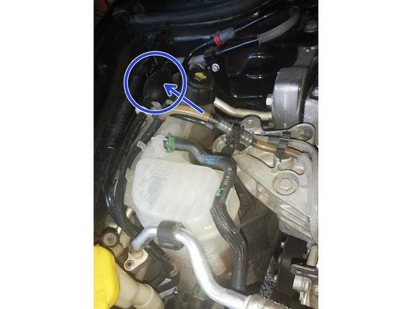 une fois remonté le filtre neuf en sens inverse du démontage petit précision les durites vous les enfoncer a fond  pas la peine d appuyer sur clip vert et blanc  maintenant la purge du et pas celle du filtre vous dévisser un peu et vous pomper avec la poire flèche bleu jusqu'à qu' il n y est plus d air dans le circuit et démarrer sans accélérer