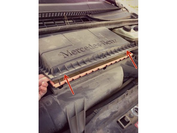 Une fois les 5 vis enlever sur la boite à air, lever délicatement la capot en faisant levier à partir du bas de la boite.